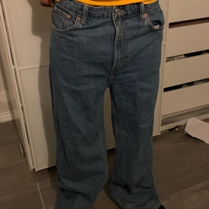 Baggy jeans - weekday jeans, använda ett par få gånger. köpta för 600 men säljs för 200 😆💖 