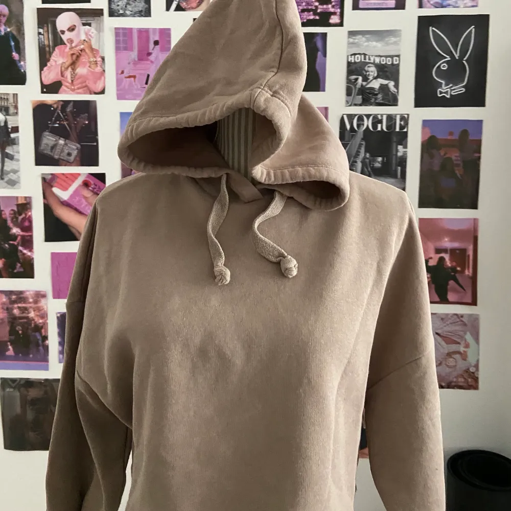 Croppad hoodie från Gina, säljer samma i grönt! Har massa mer hoodies, tröjor, toppar, klänningar på min sida så in och kika 😍 köpt för 299kr. Hoodies.