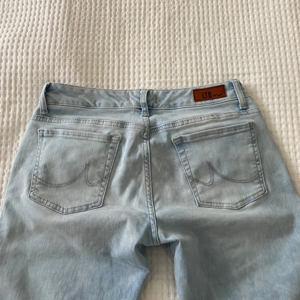 Otroligt fina jeans från Ltb. Köpta för cirka en och en halv månad sedan och säljes på grund av att de är för stora för mig. Lågmidjade och bra i längden på mig som är ungefär 176 och har långa ben för min längd. Slutsålda i denna storleken och även i många andra storlekar. Innerbenslängd: ca 92 cm. Köpta för närmare 600 kr. . Jeans & Byxor.