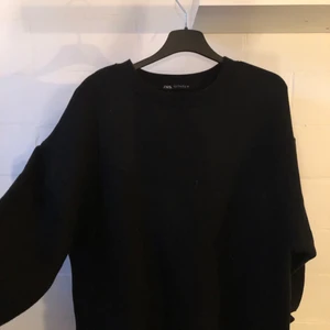 Sweatshirt  - Säljer denna svarta sweatshirten från zara, aldrig använd därav säljer jag den. Storlek S (stor) 