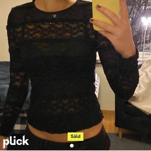 Zara topp - ❗️INTE SÅLD❗️Jättefin zara tröja i spets som jag köpt av en tjej på Plick, säljer då den inte riktigt satt som jag villeoch därför har den inte kommit till användning. Skulle säga att den skulle passa allt från xs-m då den är ganska töjbar! Den första bilden är lånad från säljaren!
