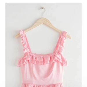 Rosa volang top - Jättesöt ljusrosa topp som e cropped i ett satin/ silk material med söta volanger💕 Perfekt nu inför sommaren med en kjol eller byxor till! Passar en Xs aldrig använd så toppen är i nyskick! 