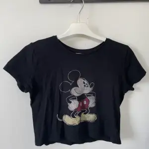 Jättesöt cropad mickey mouse t-shirt! Fint skick! 