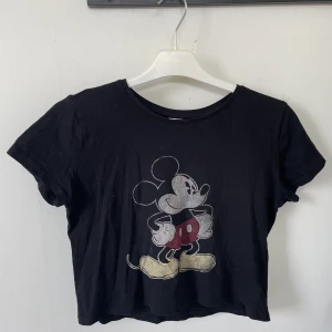 Mickey mouse t-shirt  - Jättesöt cropad mickey mouse t-shirt! Fint skick! 