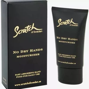 Scratch No Dry Hands Moisturizer 50 ml - Scratch No Dry Hands Moisturizer är en handkräm som återfuktar och skyddar torra händer och nagelband. Absorberas snabbt utan att kladda och ger näring till både hud och naglar. Innehåller eterisk olja av lavendel, sesamolja och myrraolja, berikad med extrakt av svart te, vitamin E, jojobaolja och omega 6 och 9. Handkrämen har en behaglig doft av mandarin och blodapelsin och lämnar händerna mjuka och smidiga. Passa på fynda!