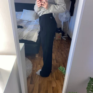 Svarta raka kostymbyxor - Svarta raka kostymbyxor med pressveck i märket STOCKH LM med fin detalj på rumpan. Dom som heter (Petra Wide). Använda fåtal gånger då dom är för stora för mig. Storlek 36. Tvättas innan försäljning. Tveka inte på att höra av dig om du är intresserad, så kommer vi överens om ett pris🤍