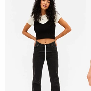 Midwaisted jeans  - Fina straightleg jeans från monki i nyskick. Aldrig använda då dom är för korta för mig som är 173. Lapparna är kvar🥰 köptes för 320 på monki’s hemsida på rea 💕stl 26