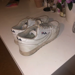 Fila skor  - Vita fila skor som är super snygga i storlek 38, är lite smutsiga och kan tvättas innan leverans, säljs då de är lite små på mig ☺️