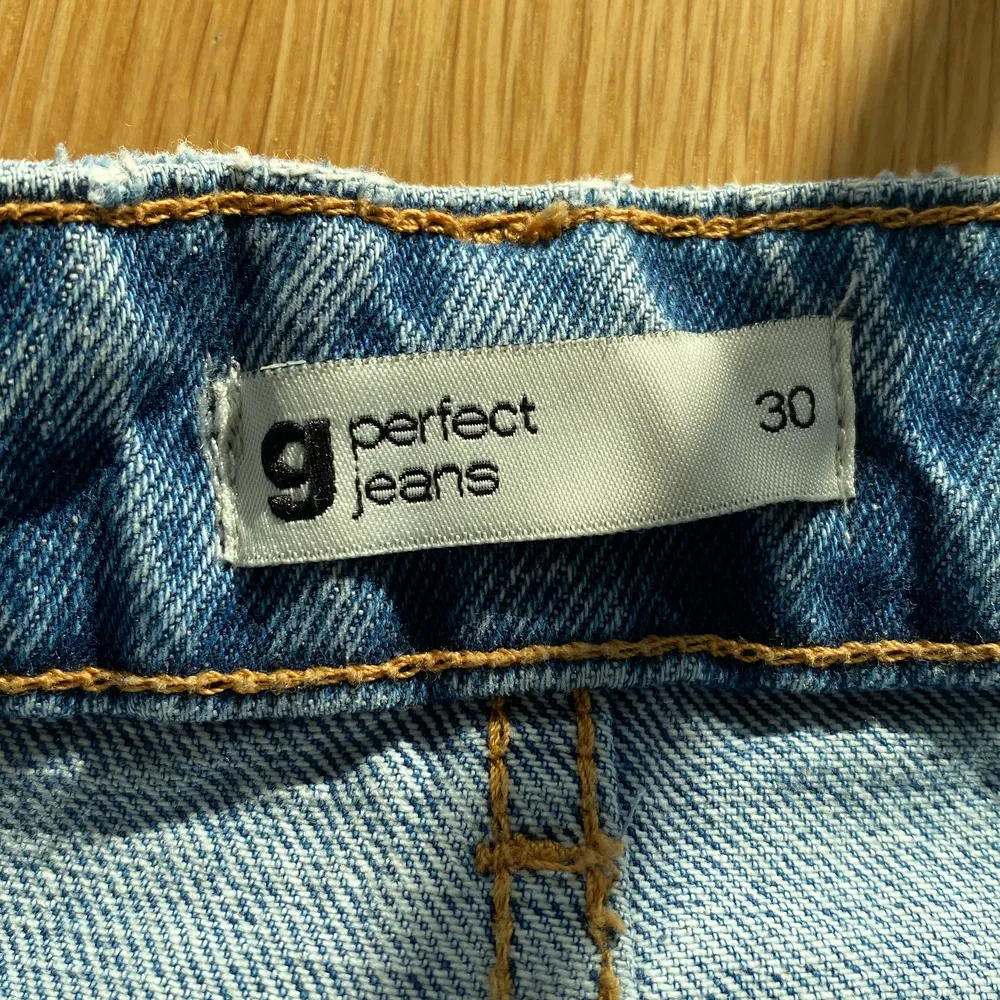 Jätte fina håliga jeans, men har inte riktigt kommit till användning för börjar bli för korta för mig, nyskick, aldrig använt utan bara testat . Jeans & Byxor.
