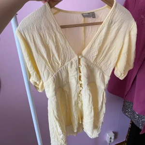 Gult linne  - Gullig gul tröja