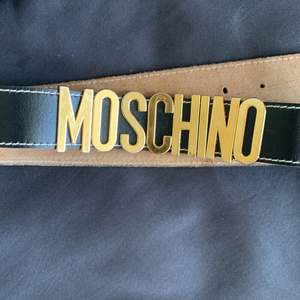Moschino skärp med läder band