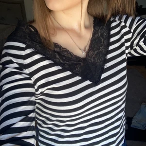 Randig långärmad tröja  - Jättefin långärmad svart vit tröja i ett bra skick, använd ett fåtal gånger och passar mig bra som har storlek S. Säljer eftersom den inte kommer till användning. Har möjlighet att mötas inom Kristianstad, Bromölla, Sölvesborg. Annars står köparen för frakten.                           Skriv gärna direkt till mig vid intresse💕 betalning sker via swish