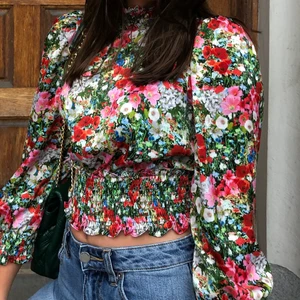 Blommig blus  - Jättehärlig somrig blus från Zara! Resår i midjan och längst ute vid ärmarna samt vid halsen💓 Lite axelvaddar i och så skönt och svalt sidenmaterial till sommaren😍🤌🏻