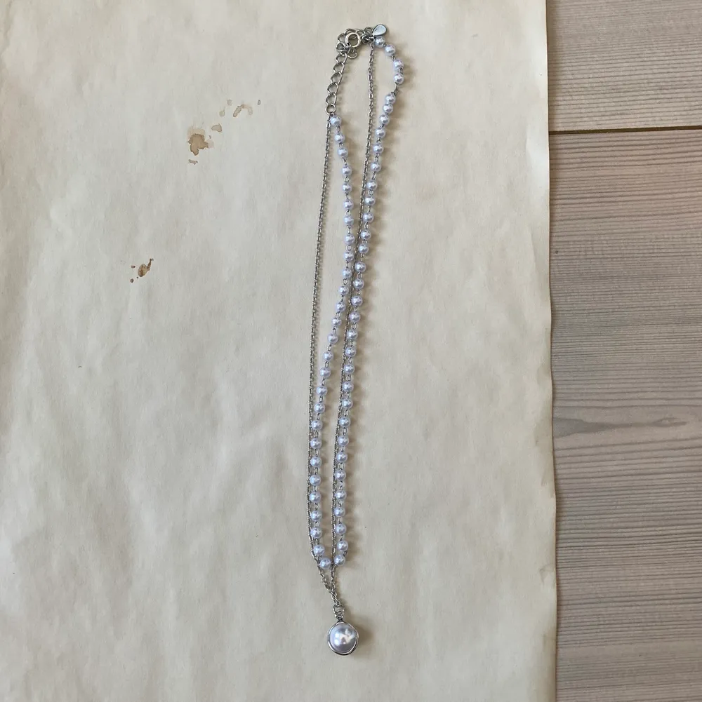 jätte gulligt halsband med två kedjor, köpt på fastfahion:( skriv om du har frågor eller om du är intresserad så diskuterar vi priset tillsammans <3 +frakt. 13kr tror jag🤍. Accessoarer.