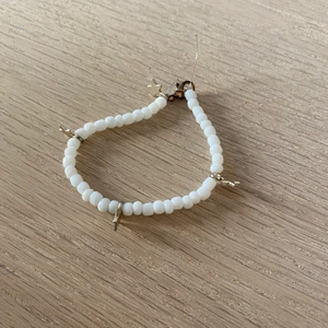 Vit armband med stjärnpärlor!  - Säljer ett armband för 10 kr + frakt! Hör av dig vid intresse🤩