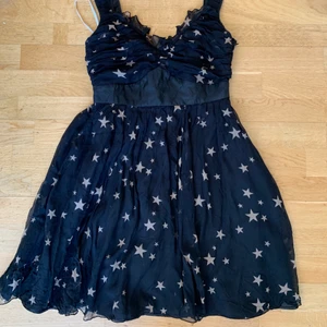 Svart klänning - En av mina sötaste klänningar som tyvärr aldrig kommer till användning :( Perfekt längd enligt mig och väldigt bra passform också! Extra fint med stjärndetaljerna enligt mig också!