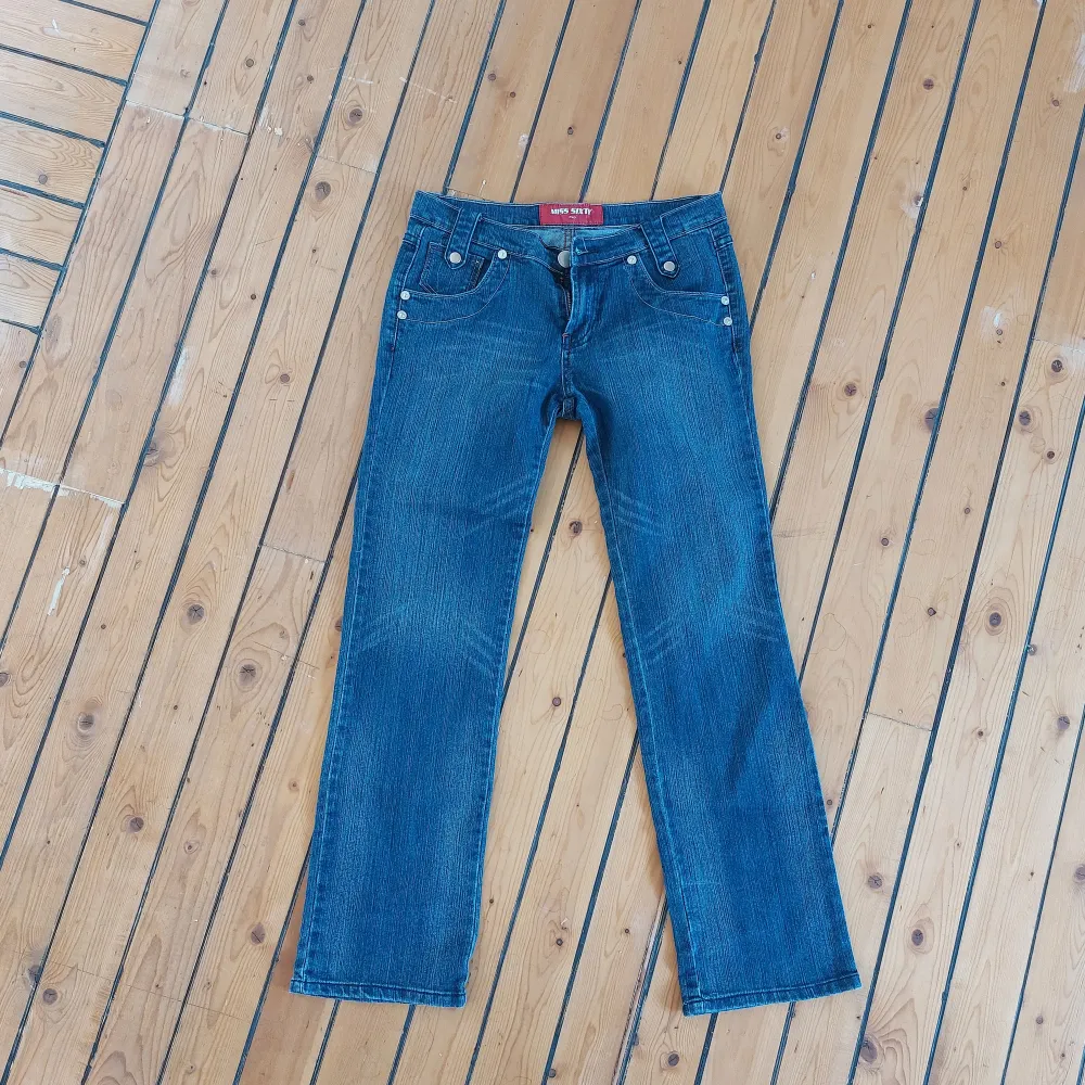 ett par jeans som jag köpte second hand, men inte är något jag anvånder längre. lågmidjade, väldigt 2000s, jättefina detaljer! bra skick, står storlek 32, men skulle säga att de sitter som en S ungefär. . Jeans & Byxor.