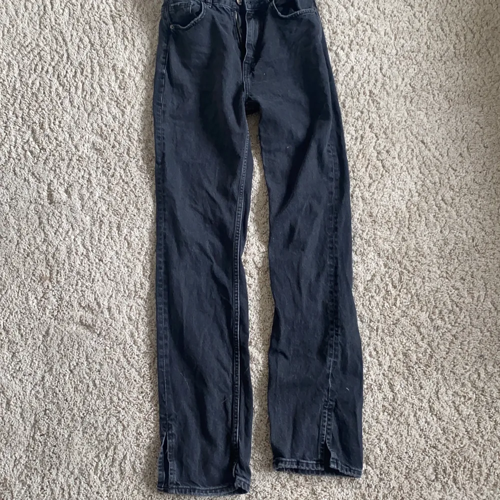 Långa jeans från Pull&Bear med slit längst ner. Första bilden är lånad. (säljer även ett par likadana Jeans färgade.). Jeans & Byxor.