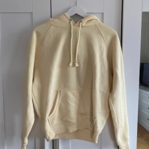 Bikbok - Knappt använd gul hoodie