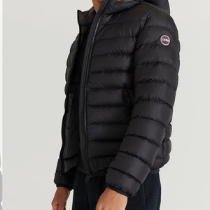 Colmar jacka - Säljer för den är för liten! Nypris på denna är 5499 och storleken är 48, jag säljer för 1300kr kan gå ner i pris för snabb affär 👍