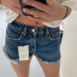 Lågmidjade shorts Zara💙💙 - Skitsnygga lågmidjade shorts med prislapp kvar. Buda eller köp direkt för 215 inkl frakt💙