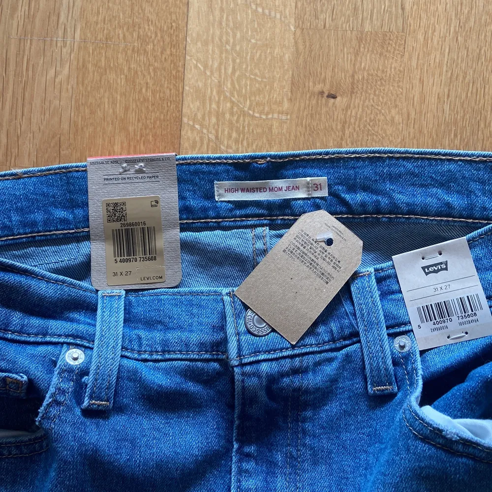 Helt nye blå Levi’s mom jeans. De er aldrig brugt, da de desværre var for store til mig.    Str. W31 L27  Nypris: 579 DKK / 802 SEK  Skriv endelig for flere billeder eller ved spørgsmål☺️. Jeans & Byxor.