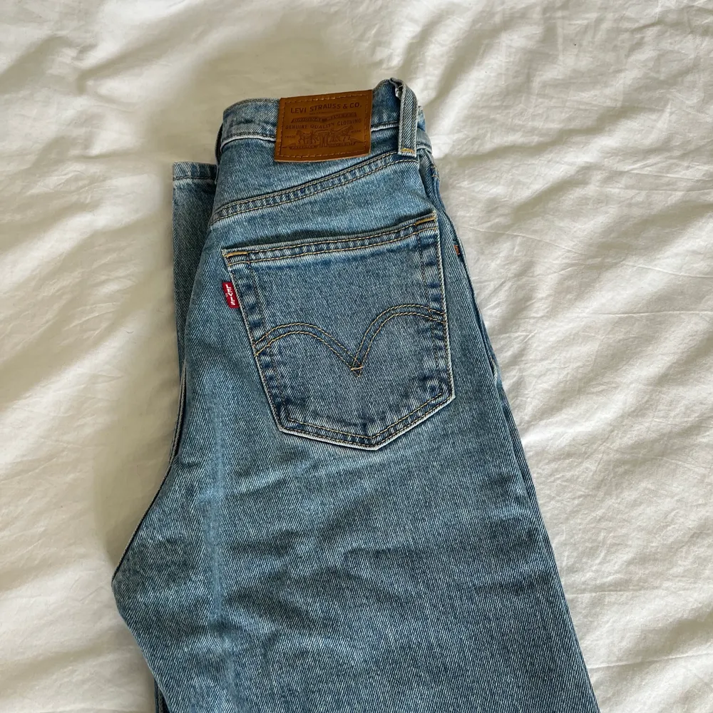 Säljer dessa snygga levisjeans som blivit för korta för mig💓 de är i modellen ribcage straight och i storlek 24. Skriv för mer bilder!. Jeans & Byxor.