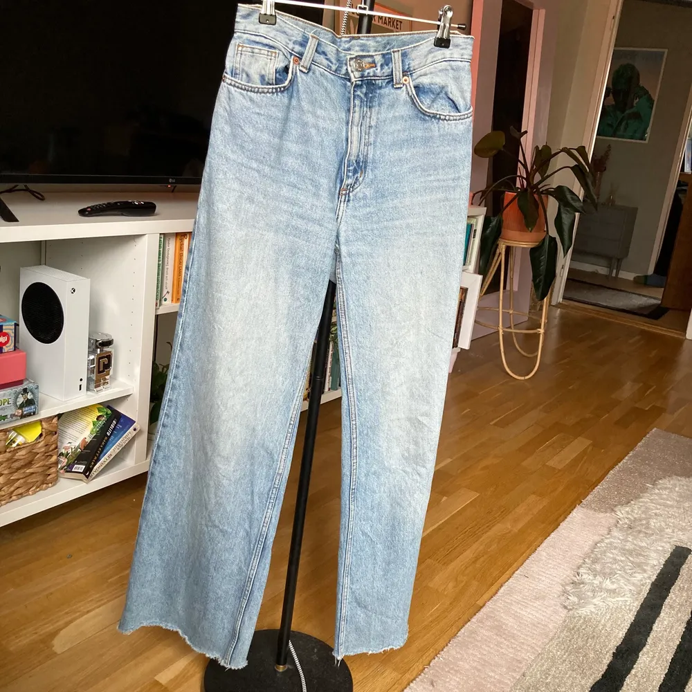 Yoko från Monki i storlek 26! Avklippta så faller perfekt över skon på någon som är 158-160 cm! Säljer pga för små 💕. Jeans & Byxor.