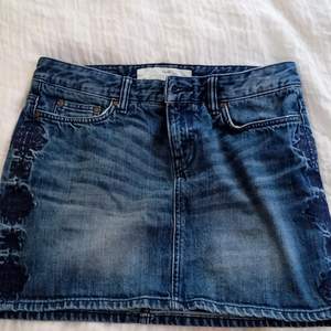 STL 36 använd ungefär 12 gånger blå jeans kjol med blommor låg midjad på sidan passar på sommaren 