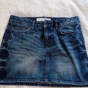 L.O.G.G. kjol STL 36 - STL 36 använd ungefär 12 gånger blå jeans kjol med blommor låg midjad på sidan passar på sommaren 