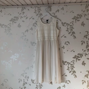 Vit långklänning - Vit långklänning med spets upptill. Endast använd en gång. Storlek S.✨