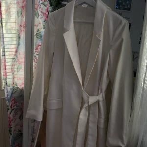 Lång kavaj - Köpte den för några månader sen, men den har inte kommit till användning eftersom den är för liten. (Storlek XS) 