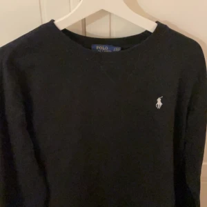 Svart tjock tröja  - Svart  Ralph lauren tröja med slits längst ner (den är äkta)