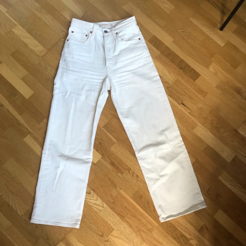 Jeans från Levis i off white. Sparsamt använda. . Jeans & Byxor.