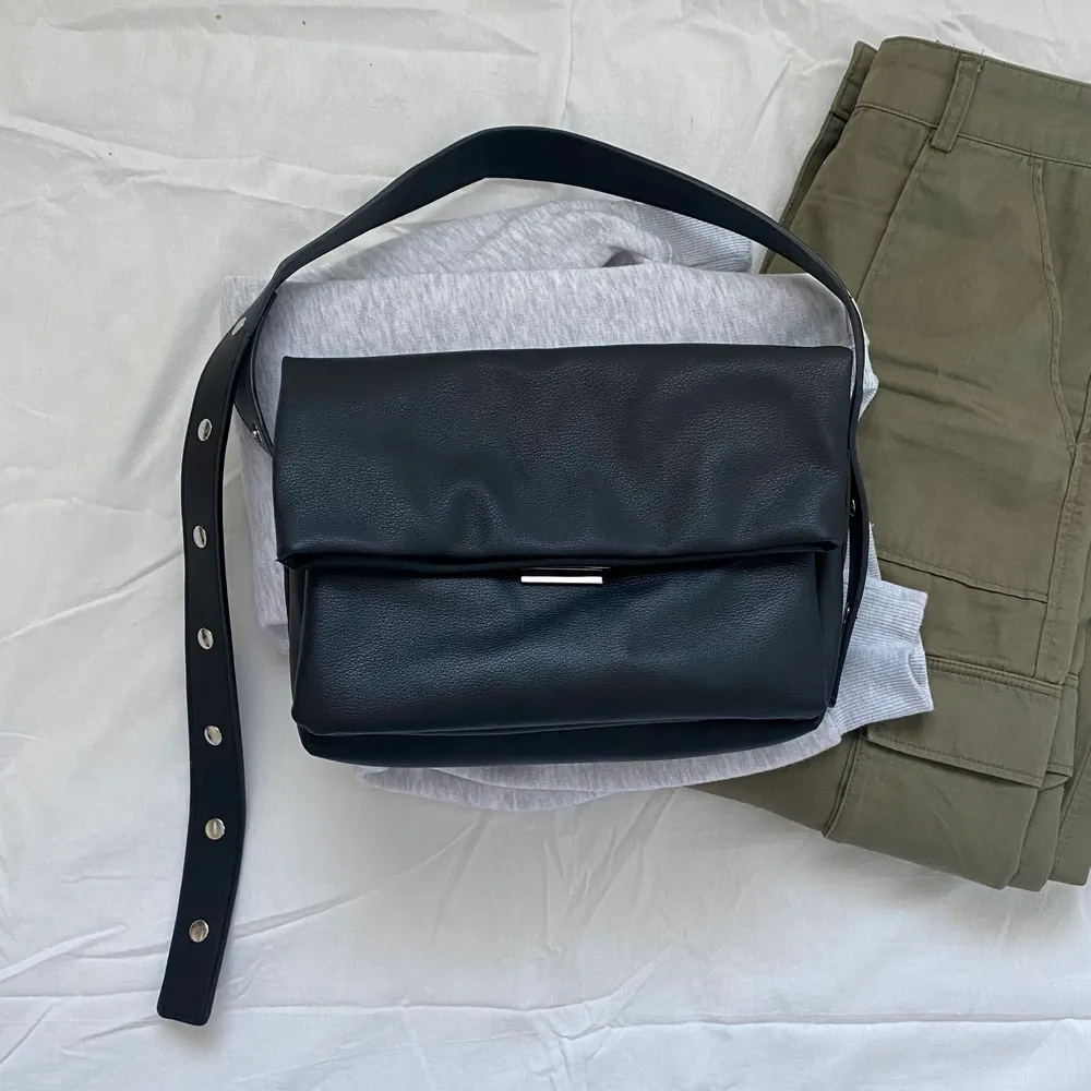 Svart väska från pull & bear, axelbandet är justerbart så man kan bära den både crossbody och på axeln 💓. Väskor.