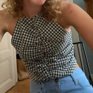 Linne  - Linne från Zara, i princip oanvänt så jättebra skick! Storlek M men liten i storleken, skriv för fler bilder, frakt inkluderad i priset 