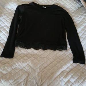 Fin svart tröja med spets  - ALDRIG ANVÄNT, tröjan är köpt för ca 2 år sen och har bara legat i garderoben för att dem var inte min stil, så tröjan är som ny om du vill se fler bilder skriv privat. PRIS KAN DISKUTERAS 