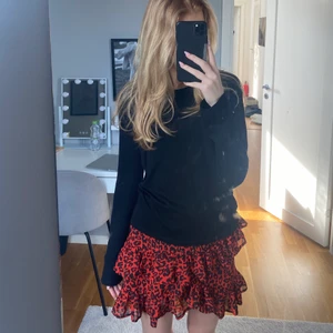 Mönstrad kjol - En jätte fin mönstrad röd kjol. Som tyvärr inte kommit t användning. Går att stila till myckat! Pris + frakt