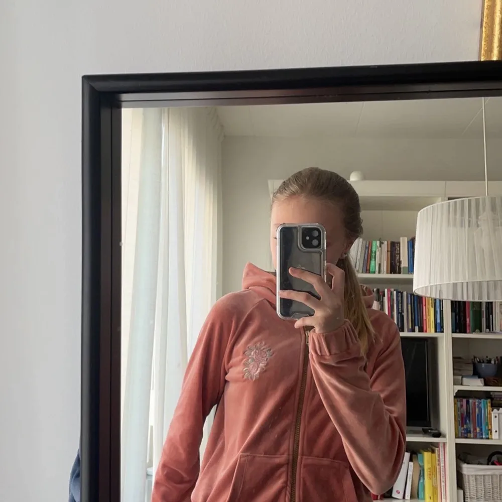 Säljer denna fina rosa tröja som är ifrån Lindex! Den har nästan aldrig blivit använd! Säljer den eftersom den håller på att bli för liten ❤️för mer bilder kom privat❤️. Tröjor & Koftor.