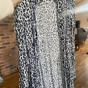 Leopard klänning  - Leopard klänning från NAKD, använd fåtal gånger. Bra skick och skönt material. 