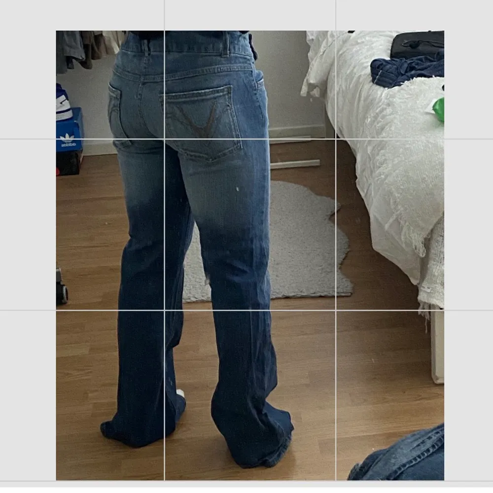 Skit fina vintage lågmidjade jeans från Vila i stl L. Midjemått: 76cm Innerbenslängd: 81cm. Jeans & Byxor.