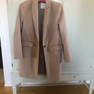 Pull&Bear - Jättefin kappa från pull&bear, beige. Strl S. Knappt använd. 200+frakt. Kan mötas upp i Linköping.🌸