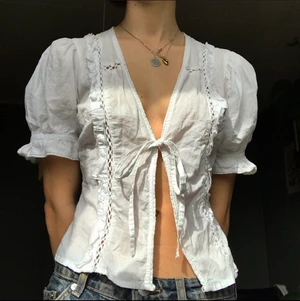 Blus 💖 - Sommrig och fin!!! Köpte den på Urban outfittrts för över två år sedan för över 500 och har använt den kanske tre gånger sen dess, så i perfekt skick! 