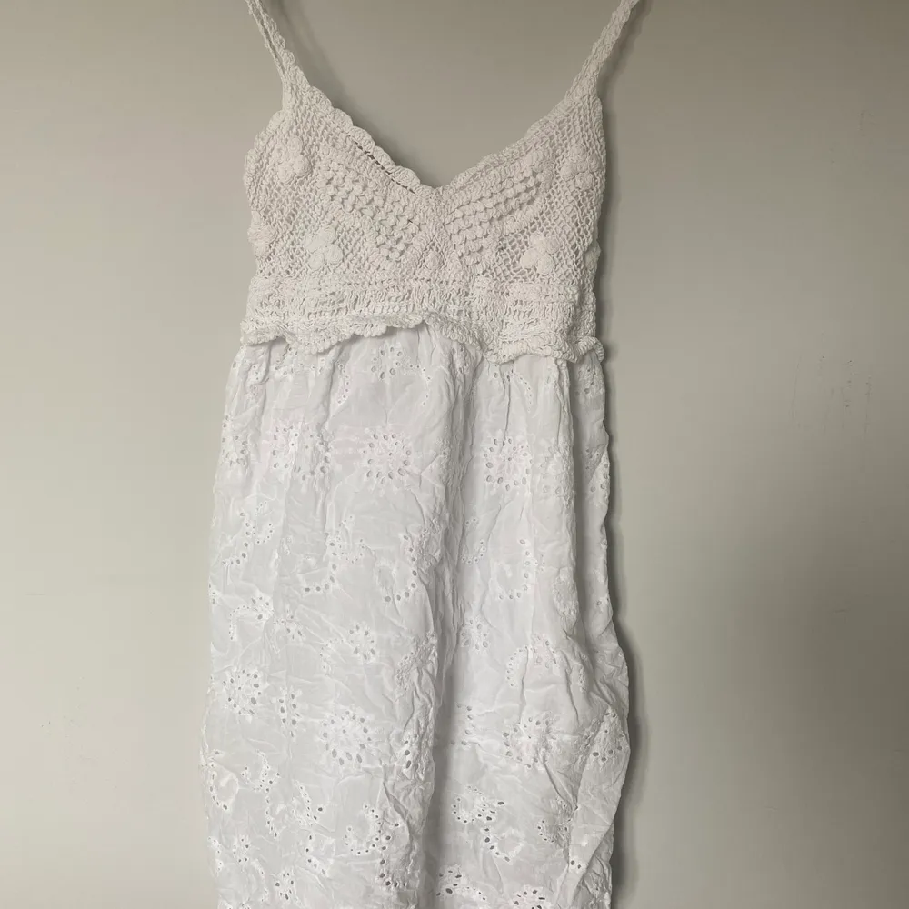 Supersöt vit somrig klänning, säljer pga dålig användning. Storlek L 🤍 Köparen står för frakt! . Klänningar.