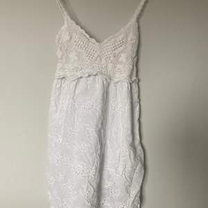 Supersöt vit somrig klänning, säljer pga dålig användning. Storlek L 🤍 Köparen står för frakt! 