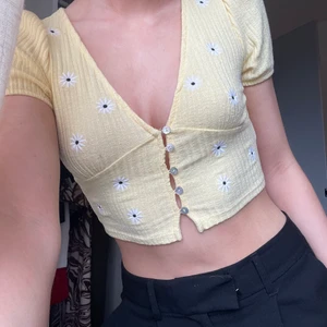 Topp från Berska - Fin gul sommartopp från berska storlek M använd fåtal gånger. Första knappen går inte att knyta upp, köparen står för frakt 