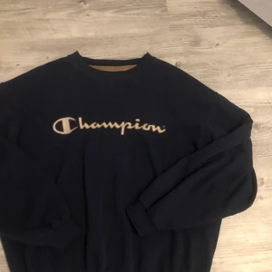 Champion sweatshirt  - Mörkblå champion sweatshirt. Storlek M och väldigt bra skick. Säljer då jag inte fått någon användning av den. 