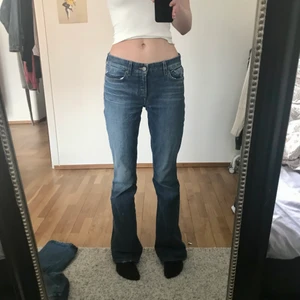 Lågmidjade jeans - Lågmidjade jeans💚 Är 172, midjemåttet är 82 cm 