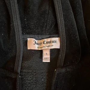 Juicy Tröja - Säljer en svart tröja från juicy i gammal modell. 