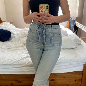 Utsvängda stretch jeans från hm med annorlunda fickor fram